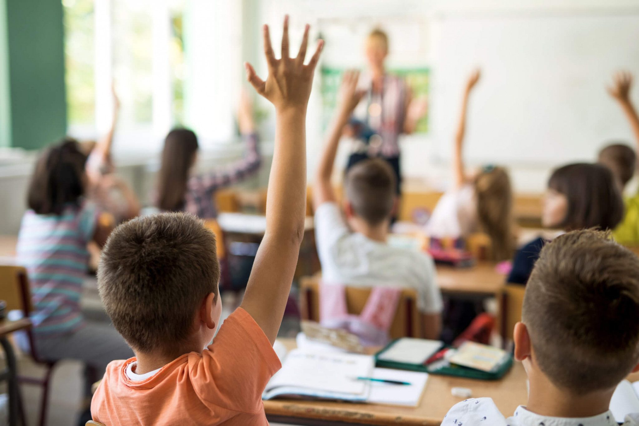 Lärare med elever i klassrum – reglerad undervisningstid i fokus