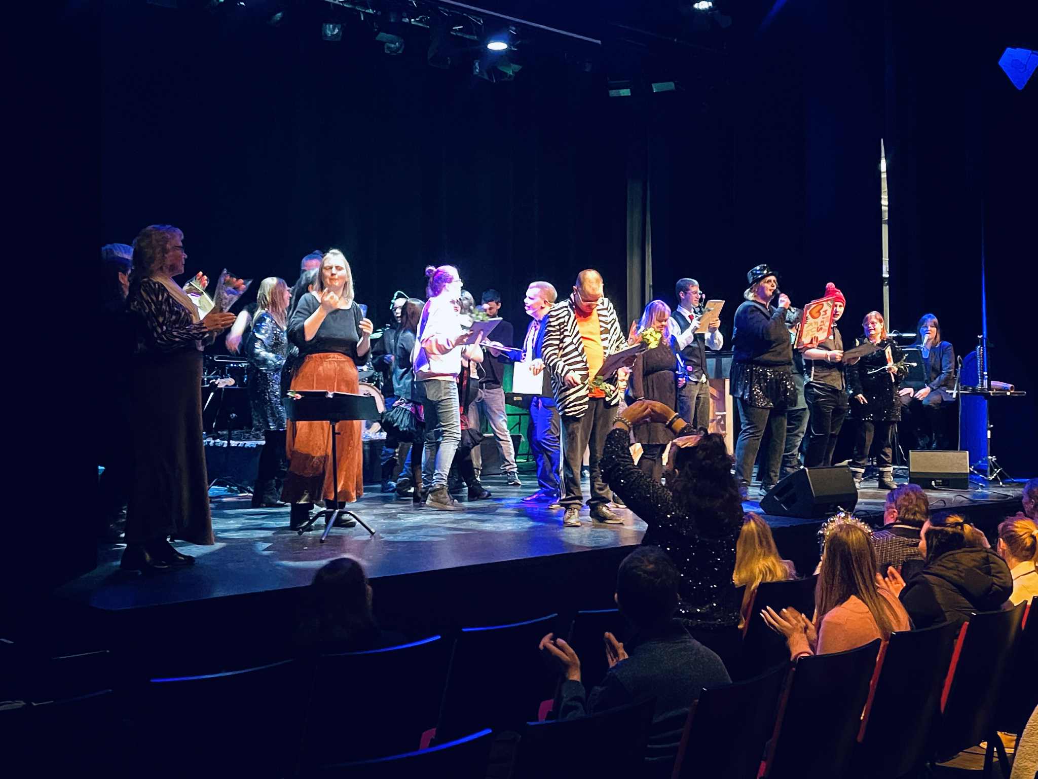 Alla deltagarna på scenen på Funkisfestivalen Vallentuna 2026